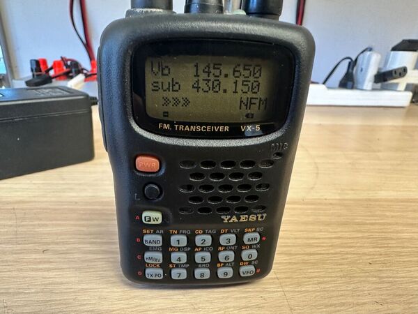 YAESU VX 5 TRIBANDA 144 430 50 MHZ PORTATILE OTTIMO BATTERIA NUOVA