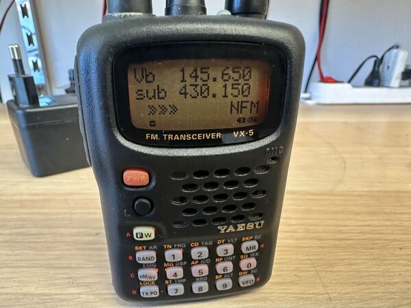 YAESU VX 5 TRIBANDA 144 430 50 MHZ PORTATILE OTTIMO BATTERIA NUOVA