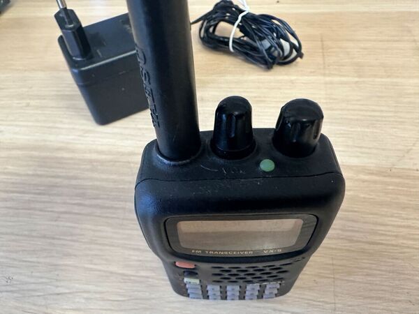 YAESU VX 5 TRIBANDA 144 430 50 MHZ PORTATILE OTTIMO BATTERIA NUOVA