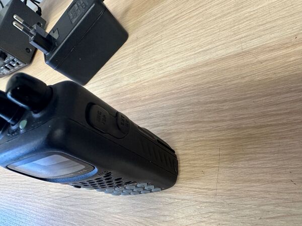 YAESU VX 5 TRIBANDA 144 430 50 MHZ PORTATILE OTTIMO BATTERIA NUOVA