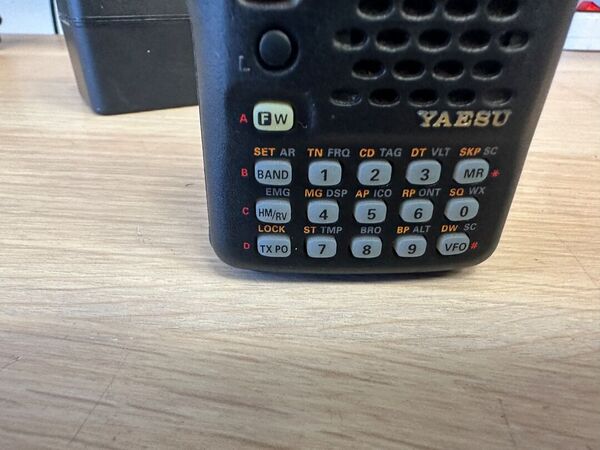 YAESU VX 5 TRIBANDA 144 430 50 MHZ PORTATILE OTTIMO BATTERIA NUOVA