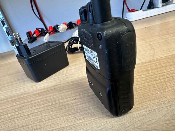 YAESU VX 5 TRIBANDA 144 430 50 MHZ PORTATILE OTTIMO BATTERIA NUOVA