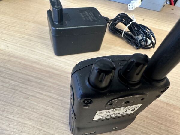 YAESU VX 5 TRIBANDA 144 430 50 MHZ PORTATILE OTTIMO BATTERIA NUOVA