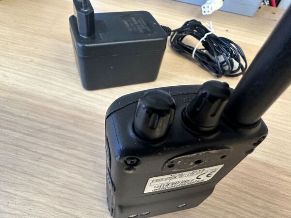 YAESU VX 5 TRIBANDA 144 430 50 MHZ PORTATILE OTTIMO BATTERIA NUOVA