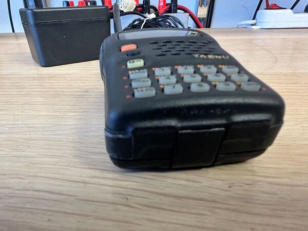 YAESU VX 5 TRIBANDA 144 430 50 MHZ PORTATILE OTTIMO BATTERIA NUOVA