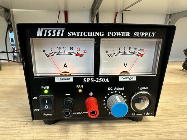 NISSEI SPS 250 A ALIMENTATORE SWITCHING 25 AMPERE CON STRUMENTOI V/A OTTIMO