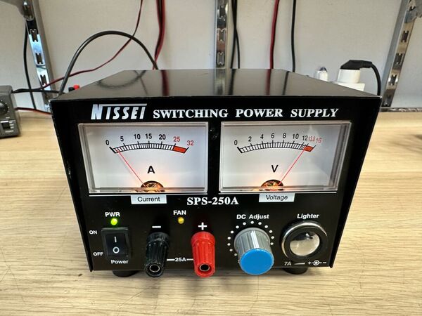 NISSEI SPS 250 A ALIMENTATORE SWITCHING 25 AMPERE CON STRUMENTOI V/A OTTIMO