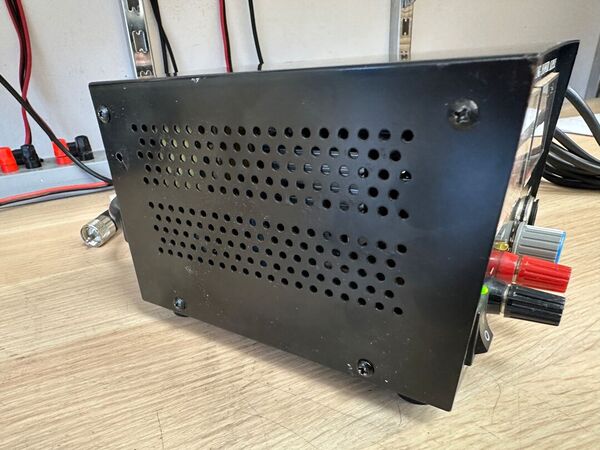 NISSEI SPS 250 A ALIMENTATORE SWITCHING 25 AMPERE CON STRUMENTOI V/A OTTIMO