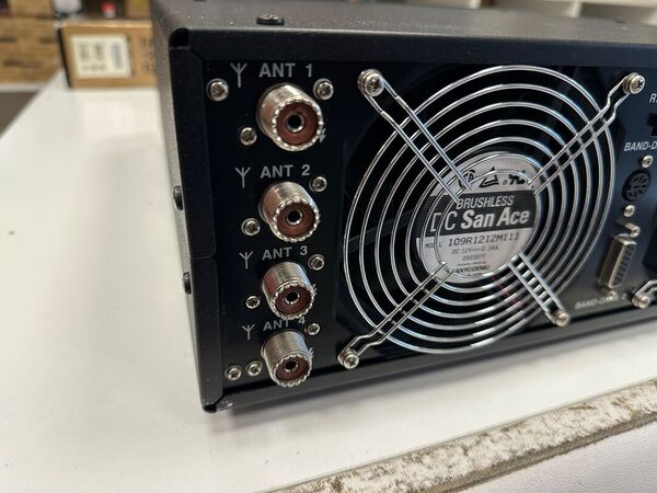 YAESU  QUADRA SYSTEM VL-1000 LINEARE STATO SOLIDO CON AT TUNER HF E 50 MHZ ULTIME SERIE COME NUOVO CON VP-1000 GARANZIA CSY AND SON CON IMBALLI