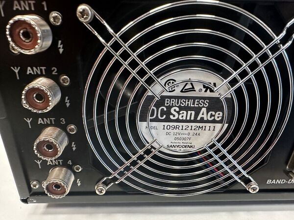 YAESU  QUADRA SYSTEM VL-1000 LINEARE STATO SOLIDO CON AT TUNER HF E 50 MHZ ULTIME SERIE COME NUOVO CON VP-1000 GARANZIA CSY AND SON CON IMBALLI