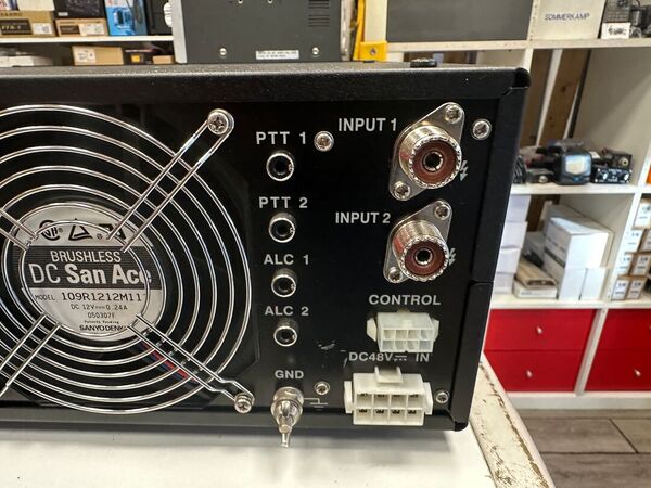 YAESU  QUADRA SYSTEM VL-1000 LINEARE STATO SOLIDO CON AT TUNER HF E 50 MHZ ULTIME SERIE COME NUOVO CON VP-1000 GARANZIA CSY AND SON CON IMBALLI