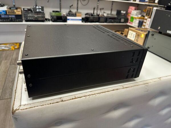 YAESU  QUADRA SYSTEM VL-1000 LINEARE STATO SOLIDO CON AT TUNER HF E 50 MHZ ULTIME SERIE COME NUOVO CON VP-1000 GARANZIA CSY AND SON CON IMBALLI