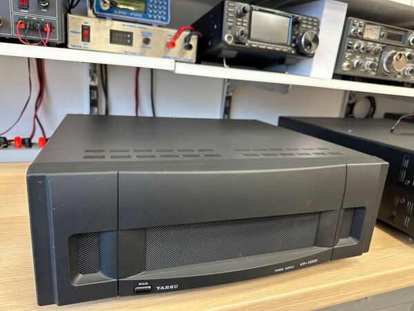 YAESU  QUADRA SYSTEM VL-1000 LINEARE STATO SOLIDO CON AT TUNER HF E 50 MHZ ULTIME SERIE COME NUOVO CON VP-1000 GARANZIA CSY AND SON CON IMBALLI