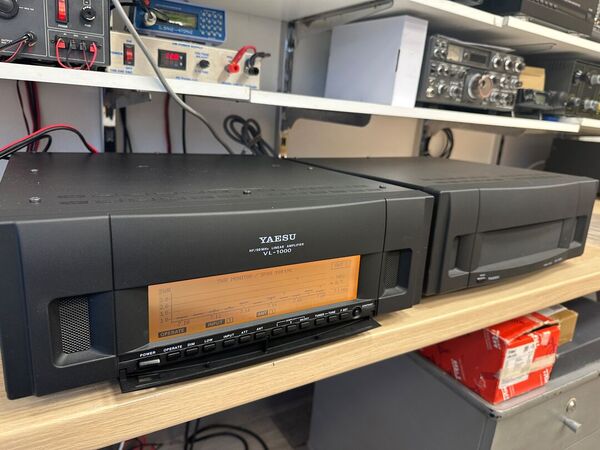 YAESU  QUADRA SYSTEM VL-1000 LINEARE STATO SOLIDO CON AT TUNER HF E 50 MHZ ULTIME SERIE COME NUOVO CON VP-1000 GARANZIA CSY AND SON CON IMBALLI