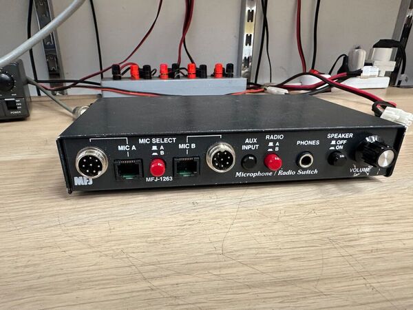 MFJ-1263 cCOMMUTATORE TRA DUE MICROFONI E DUE RADIO OTTIMO