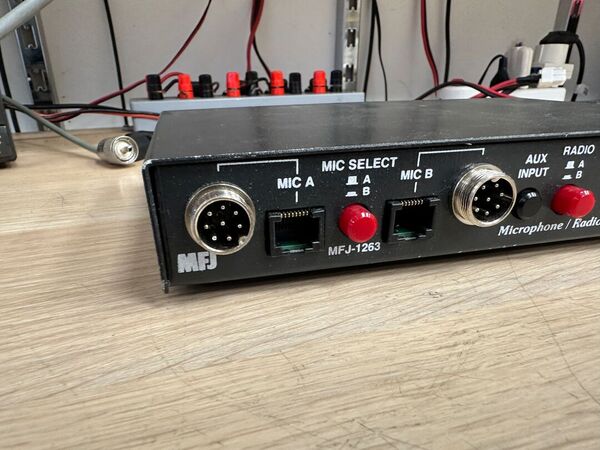 MFJ-1263 cCOMMUTATORE TRA DUE MICROFONI E DUE RADIO OTTIMO