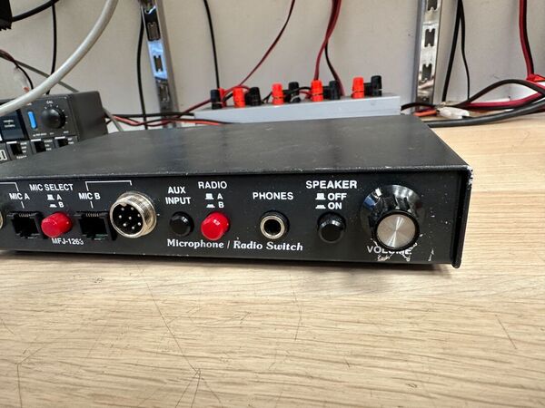 MFJ-1263 cCOMMUTATORE TRA DUE MICROFONI E DUE RADIO OTTIMO