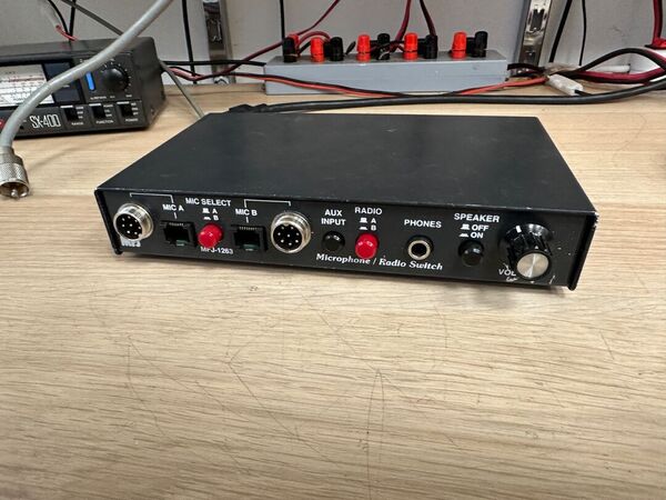 MFJ-1263 cCOMMUTATORE TRA DUE MICROFONI E DUE RADIO OTTIMO