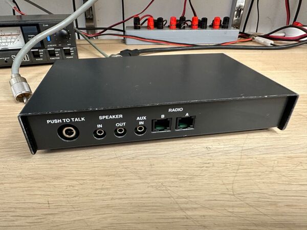 MFJ-1263 cCOMMUTATORE TRA DUE MICROFONI E DUE RADIO OTTIMO