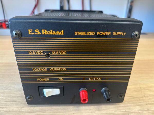 ES ROLAND ALIMENTATORE STABILIZZATO 12,5V E 13,8V 12 AMPERE OTTIMO