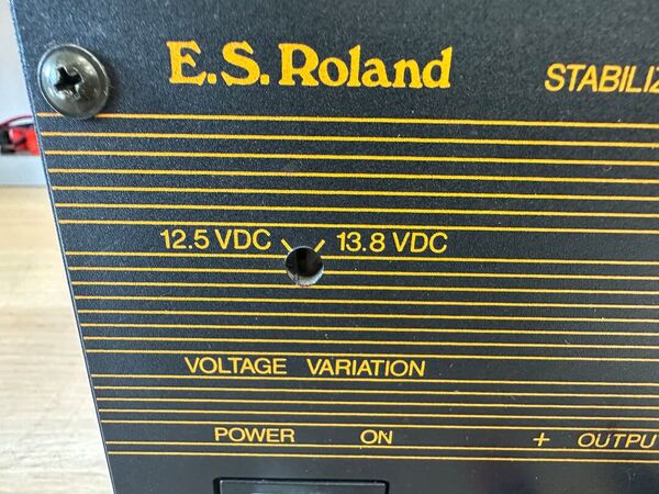 ES ROLAND ALIMENTATORE STABILIZZATO 12,5V E 13,8V 12 AMPERE OTTIMO