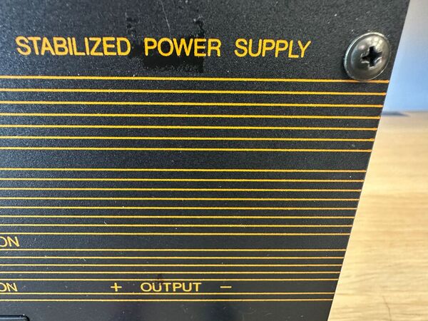 ES ROLAND ALIMENTATORE STABILIZZATO 12,5V E 13,8V 12 AMPERE OTTIMO