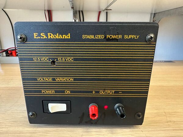 ES ROLAND ALIMENTATORE STABILIZZATO 12,5V E 13,8V 12 AMPERE OTTIMO