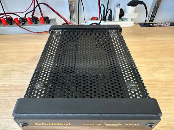 ES ROLAND ALIMENTATORE STABILIZZATO 12,5V E 13,8V 12 AMPERE OTTIMO
