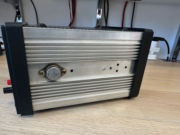 ES ROLAND ALIMENTATORE STABILIZZATO 12,5V E 13,8V 12 AMPERE OTTIMO