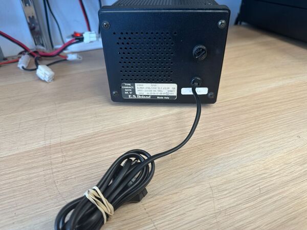 ES ROLAND ALIMENTATORE STABILIZZATO 12,5V E 13,8V 12 AMPERE OTTIMO
