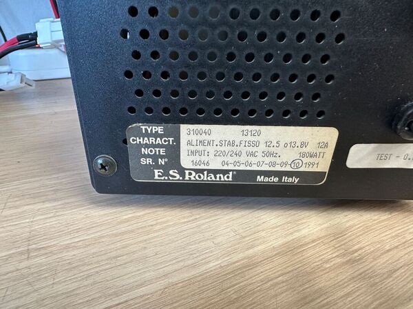 ES ROLAND ALIMENTATORE STABILIZZATO 12,5V E 13,8V 12 AMPERE OTTIMO