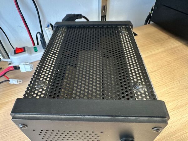 ES ROLAND ALIMENTATORE STABILIZZATO 12,5V E 13,8V 12 AMPERE OTTIMO