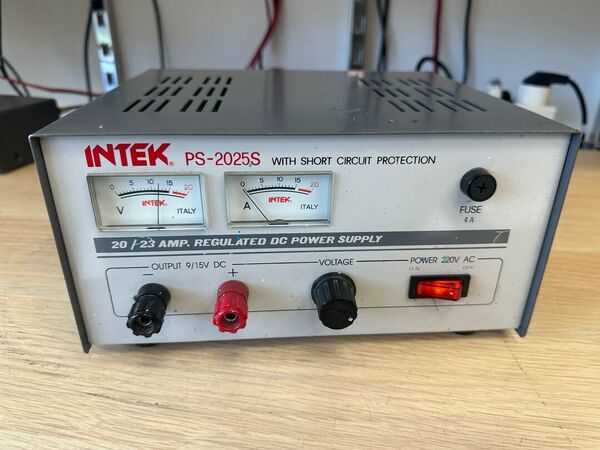INTEK PS 2025S ALIMENTATORE LINEARE 23 AMPERE PEP CON STRUMENTI V/A OTTIMO