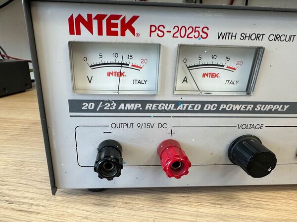 INTEK PS 2025S ALIMENTATORE LINEARE 23 AMPERE PEP CON STRUMENTI V/A OTTIMO