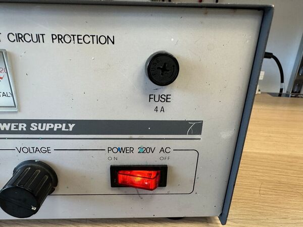 INTEK PS 2025S ALIMENTATORE LINEARE 23 AMPERE PEP CON STRUMENTI V/A OTTIMO