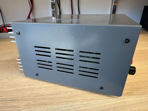 INTEK PS 2025S ALIMENTATORE LINEARE 23 AMPERE PEP CON STRUMENTI V/A OTTIMO