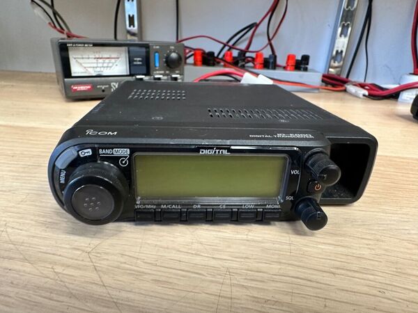 ICOM ID E 880 BIBANDA VEICOLARE ANALOGICO DIGITALE D STAR OTTIMO CON IMBALLO