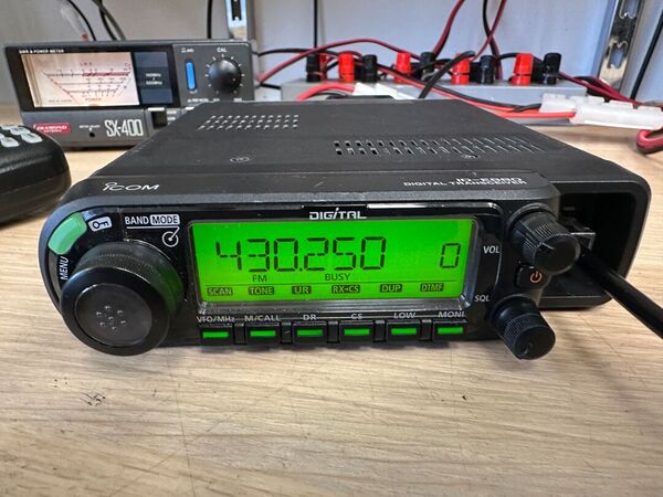 ICOM ID E 880 BIBANDA VEICOLARE ANALOGICO DIGITALE D STAR OTTIMO CON IMBALLO