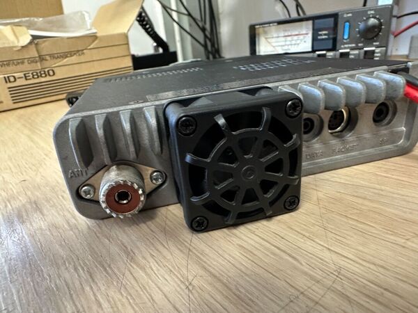 ICOM ID E 880 BIBANDA VEICOLARE ANALOGICO DIGITALE D STAR OTTIMO CON IMBALLO