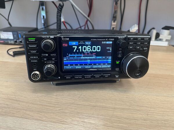 ICOM IC 7300 HF E 50 MHZ ALL MODE OTTIMO CON IMBALLO