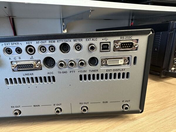 YAESU FT DX 101 MP HF E 50 MHZ ALL MODE CON FPS-101 ALIMENTATORE SPAKER 200 WATT OTTIMO CON IMBALLO E GARANZIA CSY AND SON