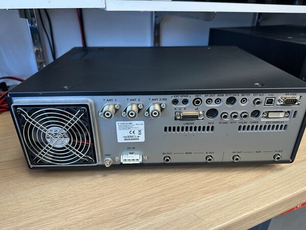 YAESU FT DX 101 MP HF E 50 MHZ ALL MODE CON FPS-101 ALIMENTATORE SPAKER 200 WATT OTTIMO CON IMBALLO E GARANZIA CSY AND SON