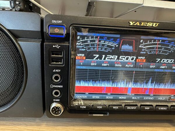 YAESU FT DX 101 MP HF E 50 MHZ ALL MODE CON FPS-101 ALIMENTATORE SPAKER 200 WATT OTTIMO CON IMBALLO E GARANZIA CSY AND SON