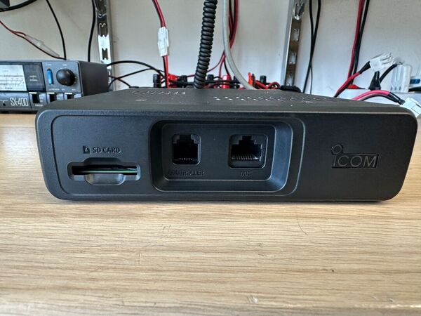 ICOM ID 5100E BIBANDA VEICOLARE ANALOGICO DIGITALE D STAR COME NUOVO CON UT 133 BLUETOOTH E STAFFA MBF 4 E IMBALLO