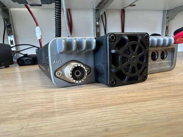 ICOM ID 5100E BIBANDA VEICOLARE ANALOGICO DIGITALE D STAR COME NUOVO CON UT 133 BLUETOOTH E STAFFA MBF 4 E IMBALLO