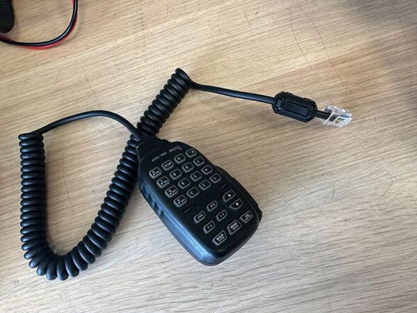 ICOM ID 5100E BIBANDA VEICOLARE ANALOGICO DIGITALE D STAR COME NUOVO CON UT 133 BLUETOOTH E STAFFA MBF 4 E IMBALLO