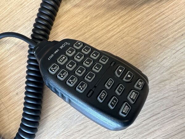 ICOM ID 5100E BIBANDA VEICOLARE ANALOGICO DIGITALE D STAR COME NUOVO CON UT 133 BLUETOOTH E STAFFA MBF 4 E IMBALLO