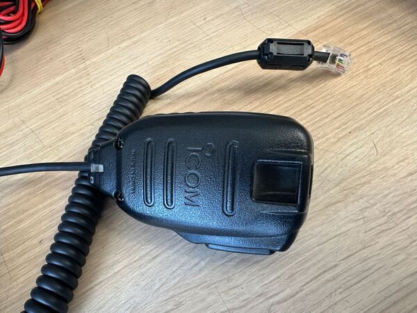 ICOM ID 5100E BIBANDA VEICOLARE ANALOGICO DIGITALE D STAR COME NUOVO CON UT 133 BLUETOOTH E STAFFA MBF 4 E IMBALLO