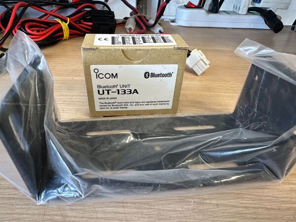 ICOM ID 5100E BIBANDA VEICOLARE ANALOGICO DIGITALE D STAR COME NUOVO CON UT 133 BLUETOOTH E STAFFA MBF 4 E IMBALLO