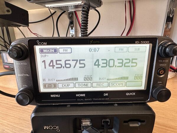 ICOM ID 5100E BIBANDA VEICOLARE ANALOGICO DIGITALE D STAR COME NUOVO CON UT 133 BLUETOOTH E STAFFA MBF 4 E IMBALLO